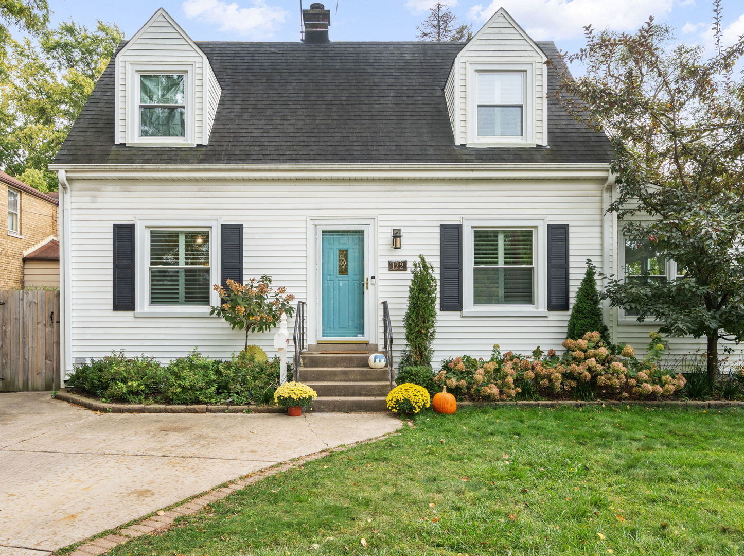 Property Photo: 122 E Crescent Avenue IL 60126