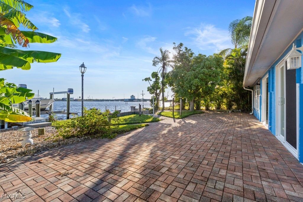 Property Photo: 2504 Bayshore Drive FL 33993