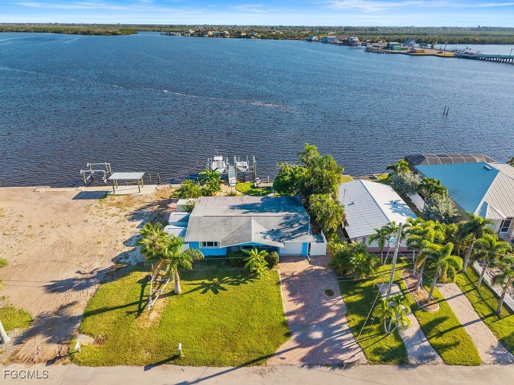 Property Photo:  2504 Bayshore Drive  FL 33993 