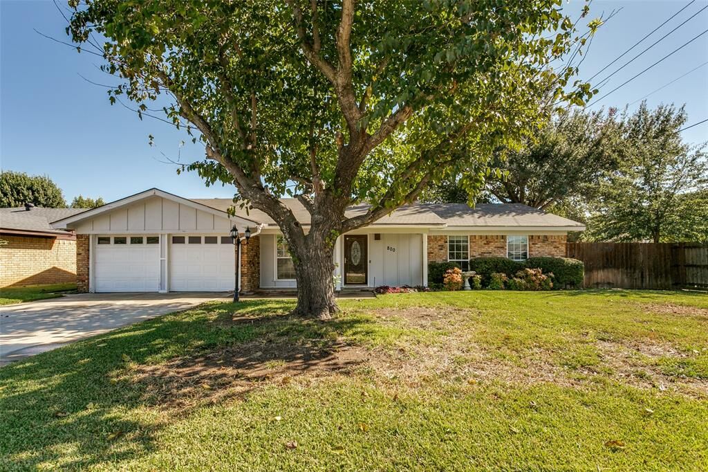 Property Photo: 800 Prestwick Street TX 76022