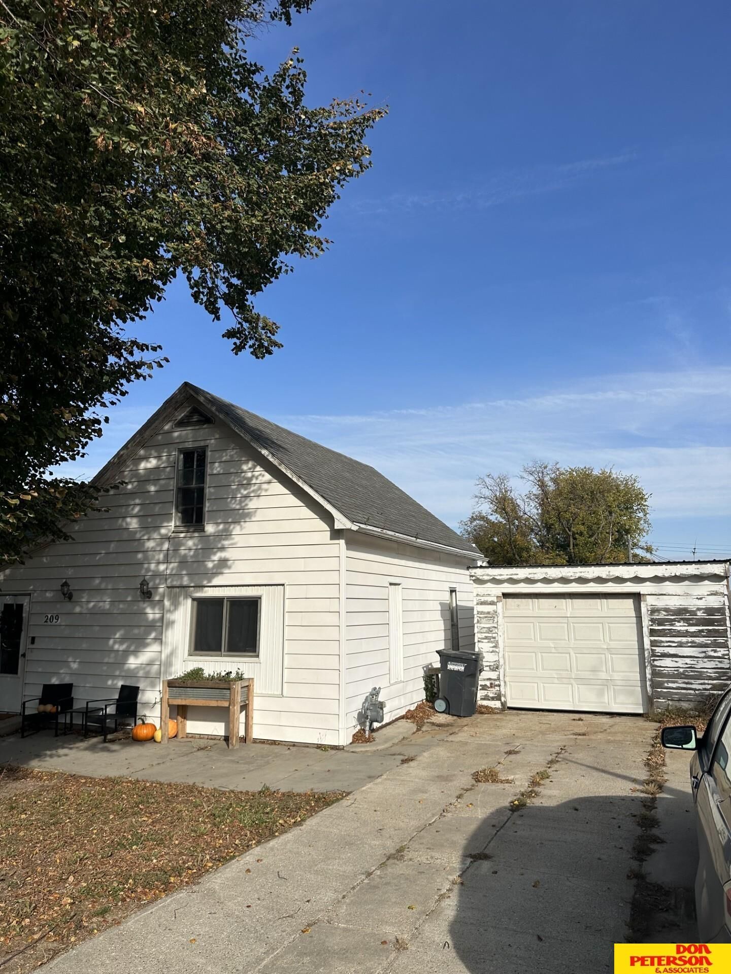 Property Photo:  209 E Grove Street  NE 68004 