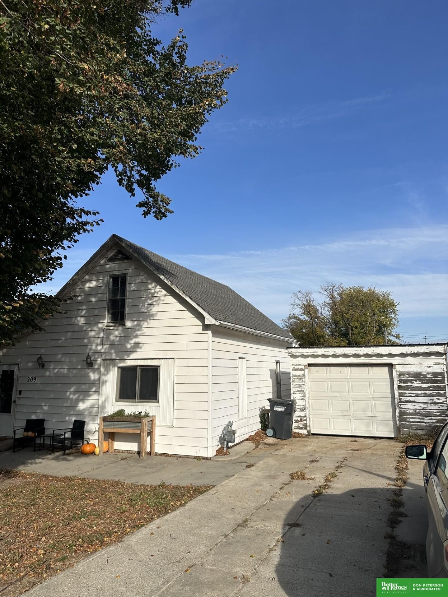 Property Photo:  209 E Grove Street  NE 68004 