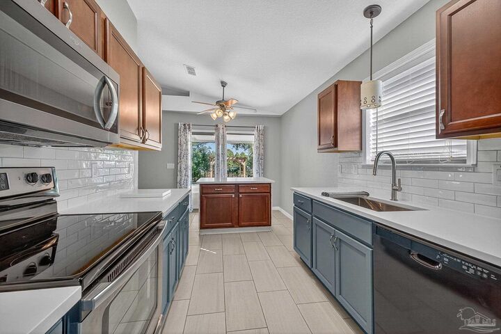 Property Photo: 272 Millet Cir FL 32533