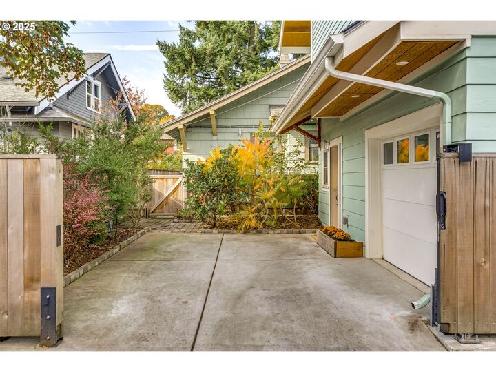 Property Photo:  5264 NE Mallory Ave B  OR 97211
