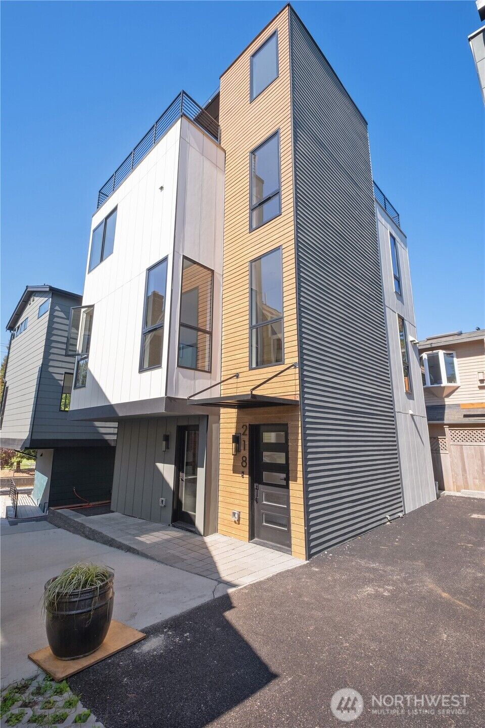 Property Photo:  218  21st Avenue E  WA 98112