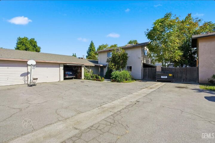 Property Photo: 1916 Hasti Acres Drive CA 93309