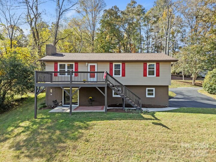 Property Photo:  28 Timber Lane  NC 28806 