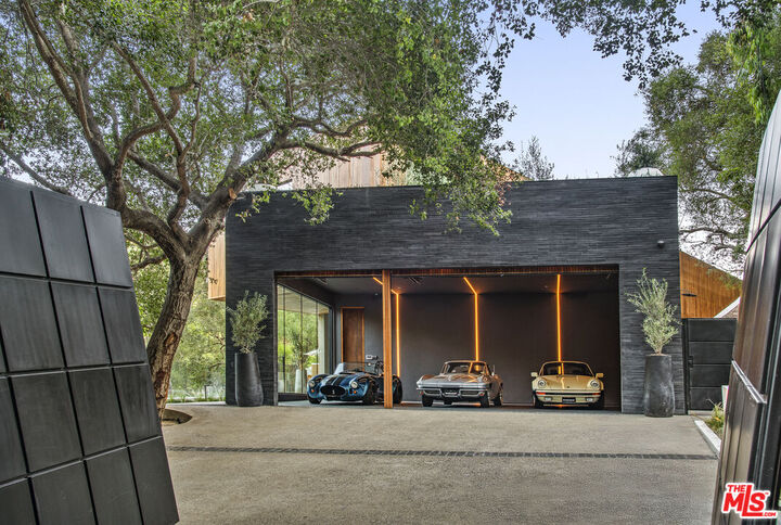 Property Photo:  2535 Hutton Dr  CA 90210 