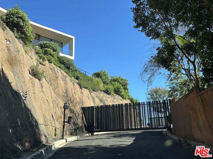 Property Photo:  2424 Braircrest Rd  CA 90210 