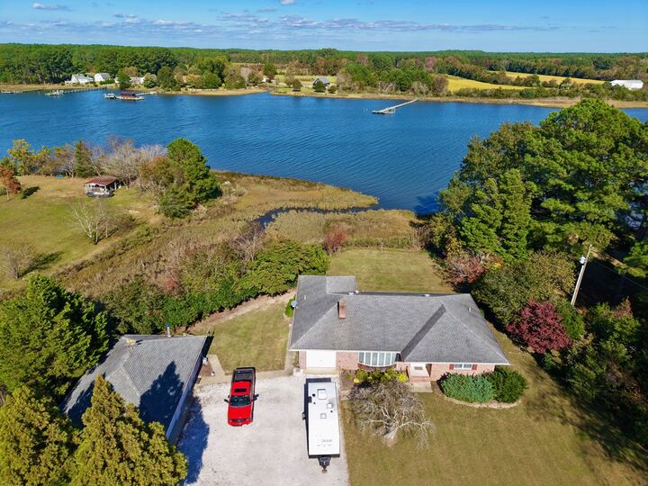 Property Photo:  18095 Plantation Rd  VA 23417 