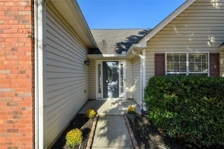 Property Photo: 1001 Autumn Glen Court GA 30019