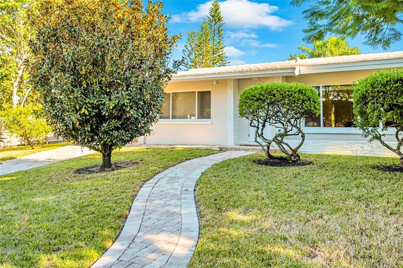 Property Photo:  2100 Manatee Dr  FL 33316