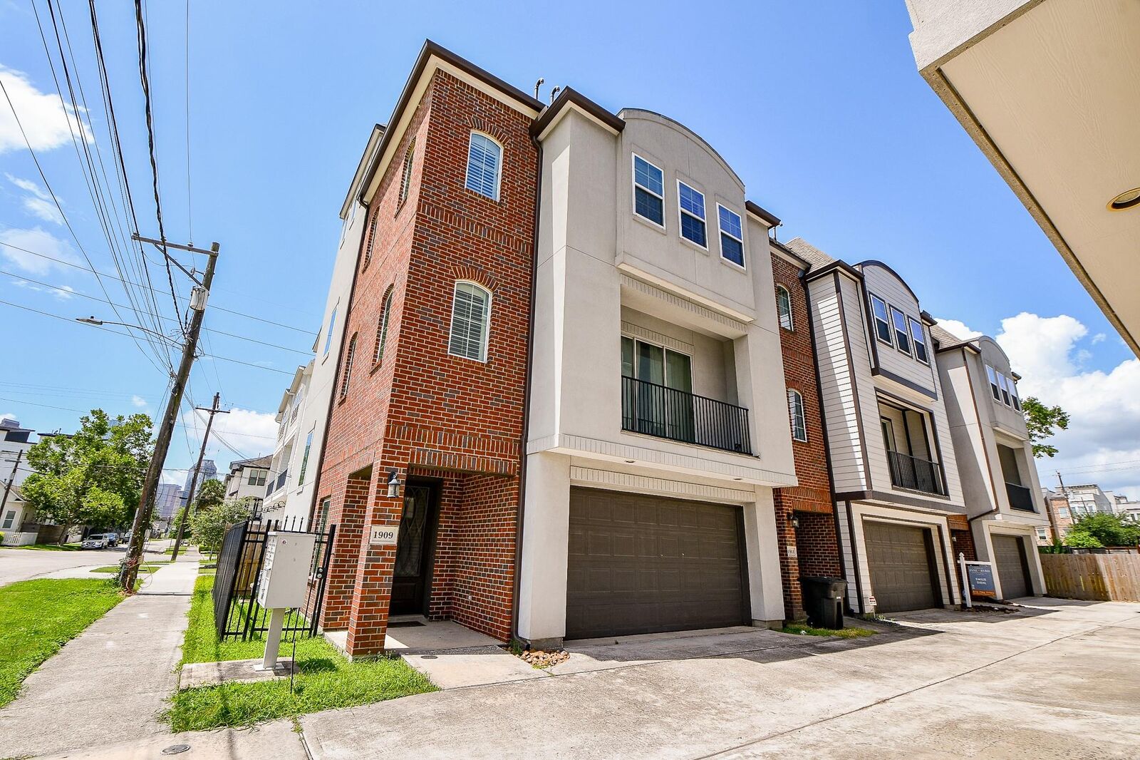 Property Photo:  1909 Hickory Street  TX 77007 