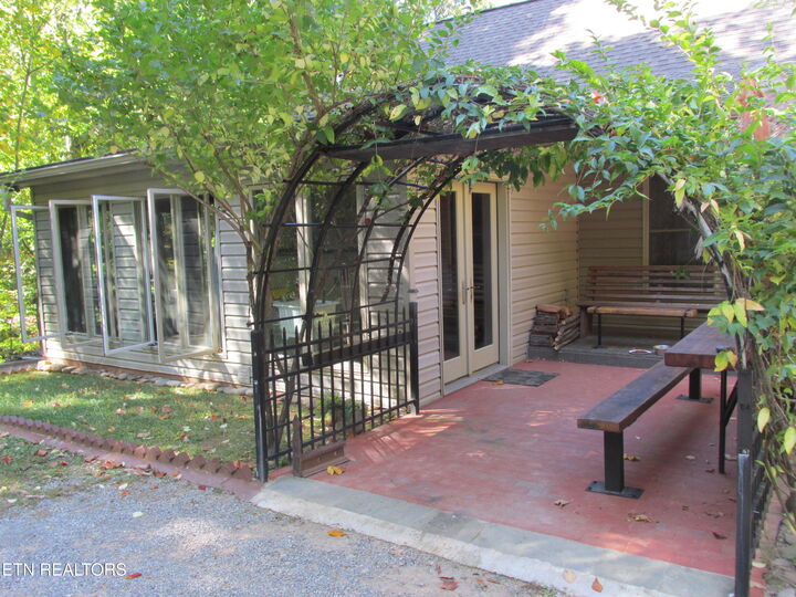 Property Photo: 1042 Old Oliver Rd TN 37886