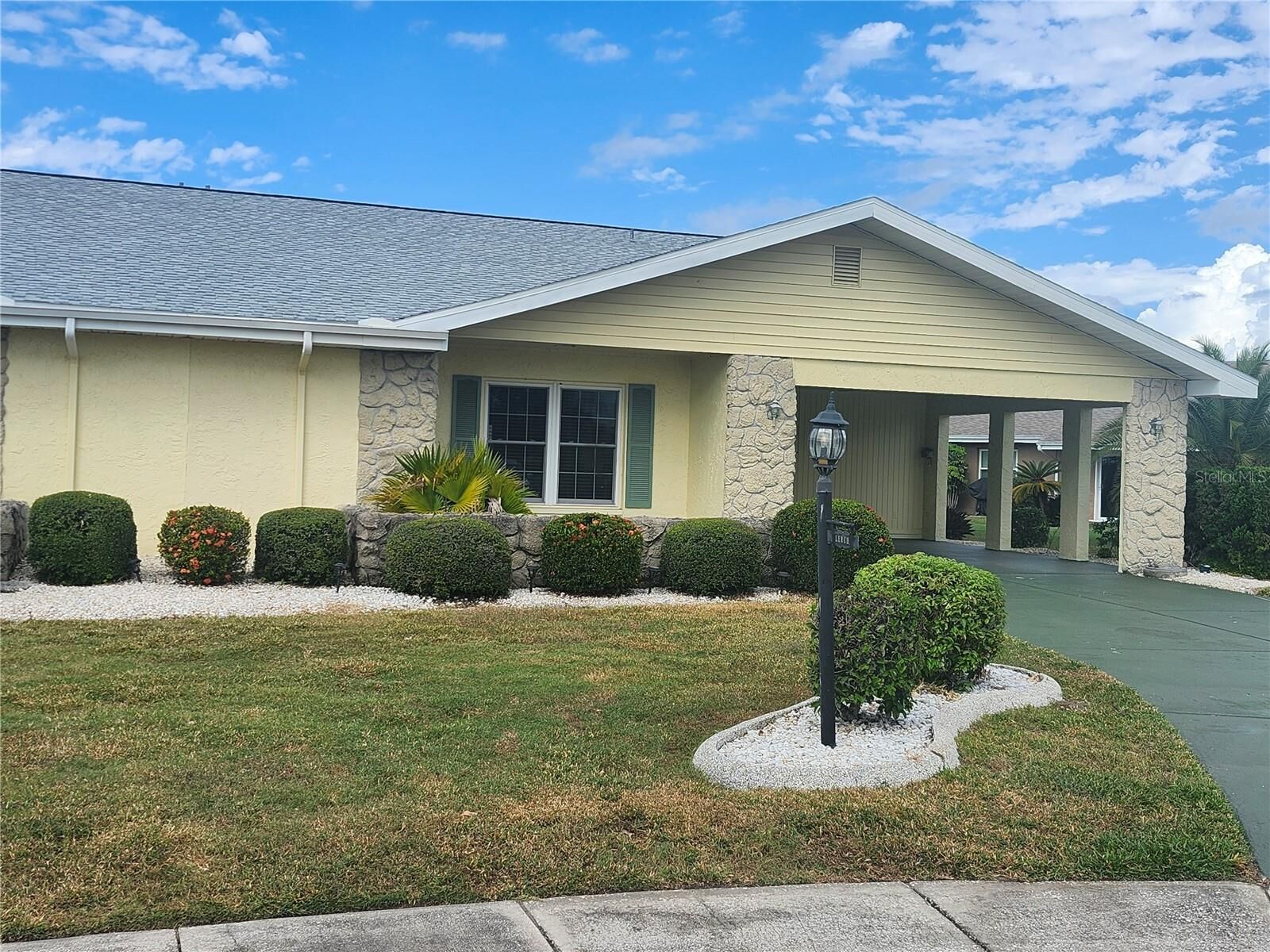 Property Photo:  1007 Strawpocket Place  FL 33573