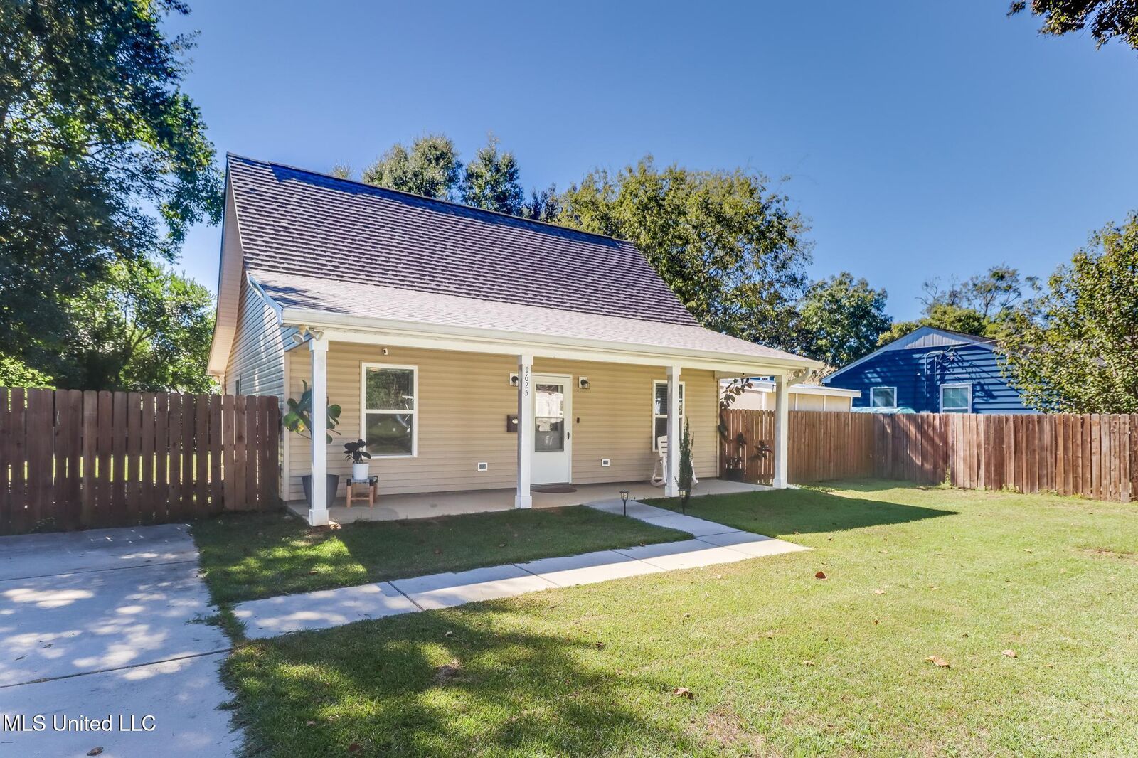 Property Photo:  1625 Vine Street  MS 39531 