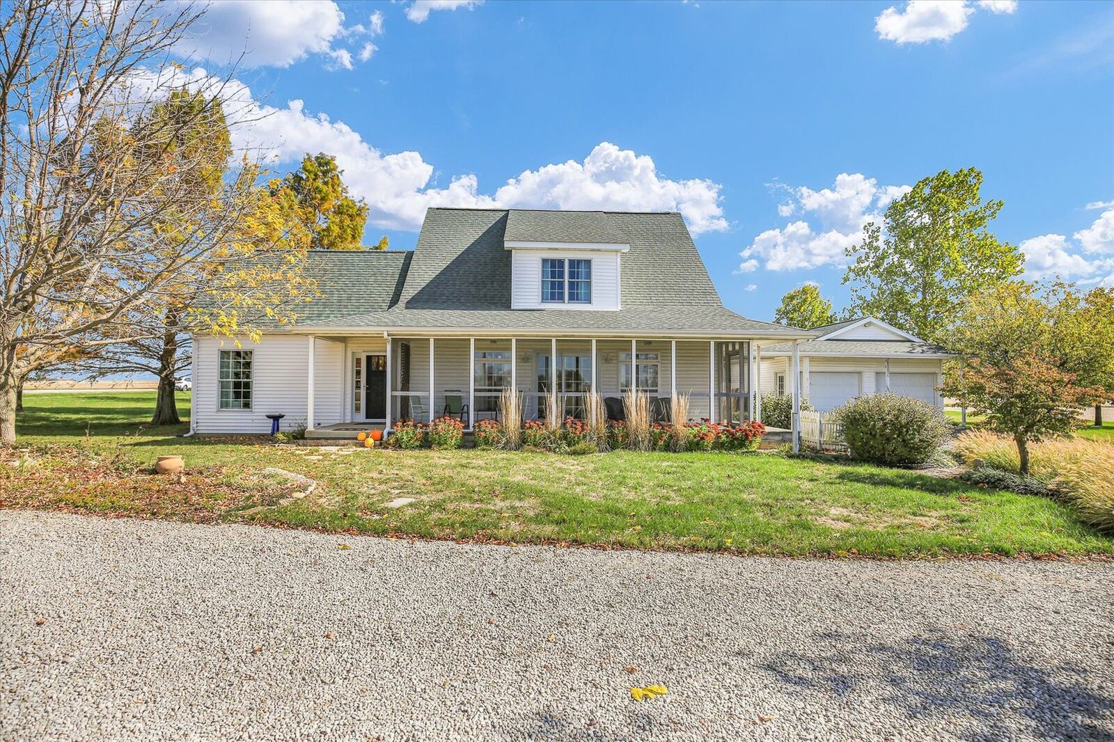 Property Photo:  561 County Road 700 N  IL 61872 