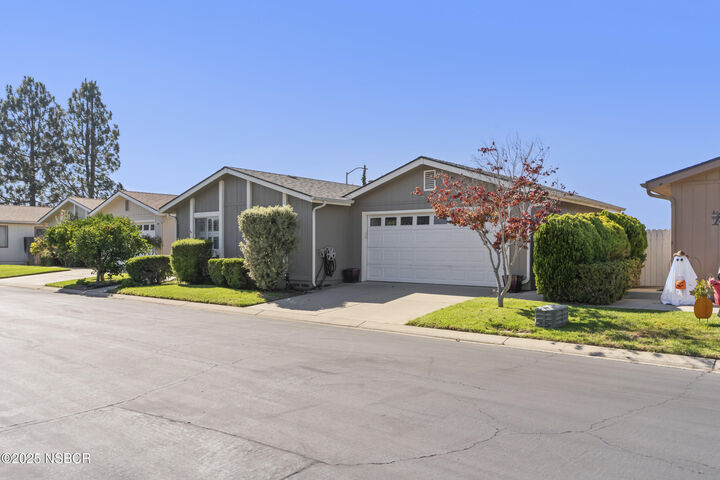 Property Photo: 2205 Vista Promesa CA 93458