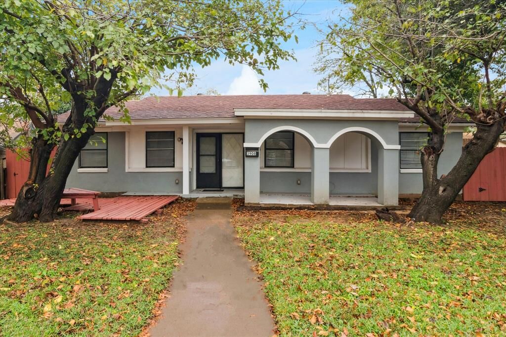 Property Photo:  3908 Cody Court  TX 75062 