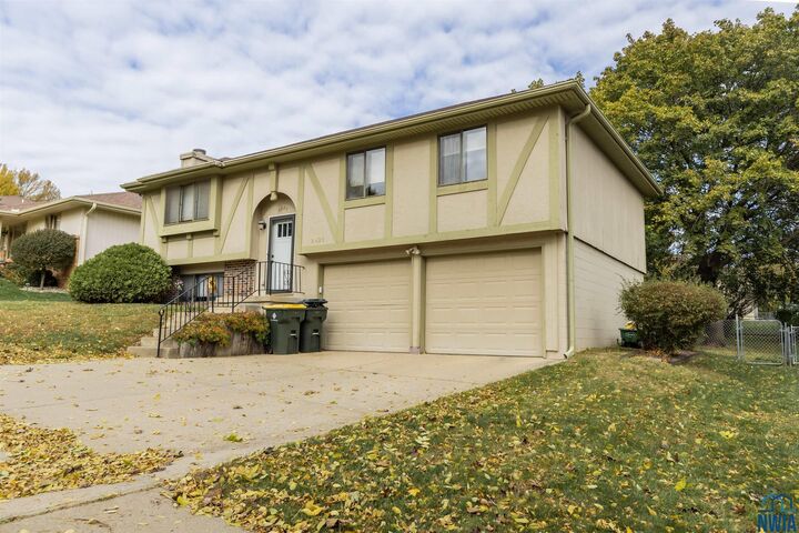 Property Photo:  2425 Apache Dr.  IA 51104