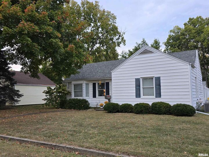 Property Photo: 617 W Beech Street IL 61523