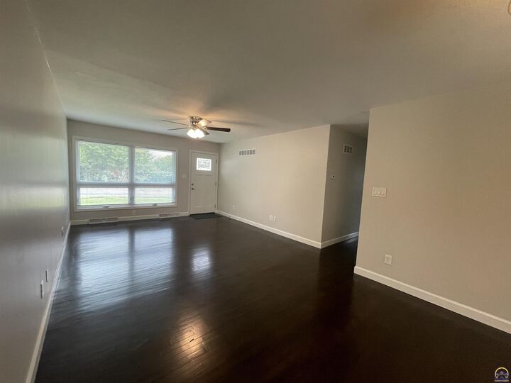 Property Photo:  1407 SW 29th St  KS 66611-1205
