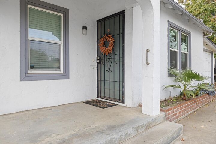 Property Photo:  605 E Tulare Avenue  CA 93292