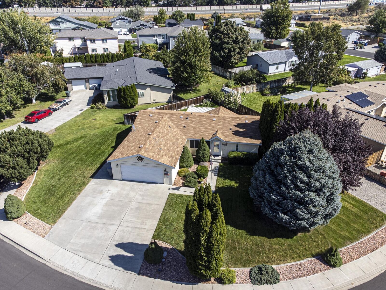 Property Photo:  574 Laurelbrook Ct  WA 99352