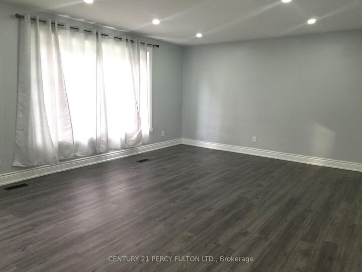 Photo de la propriété: 1033 Centre Street N ON L1N 4V4