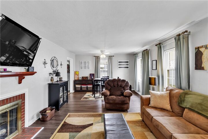 Property Photo:  212 Johnston Dr  PA 16117 