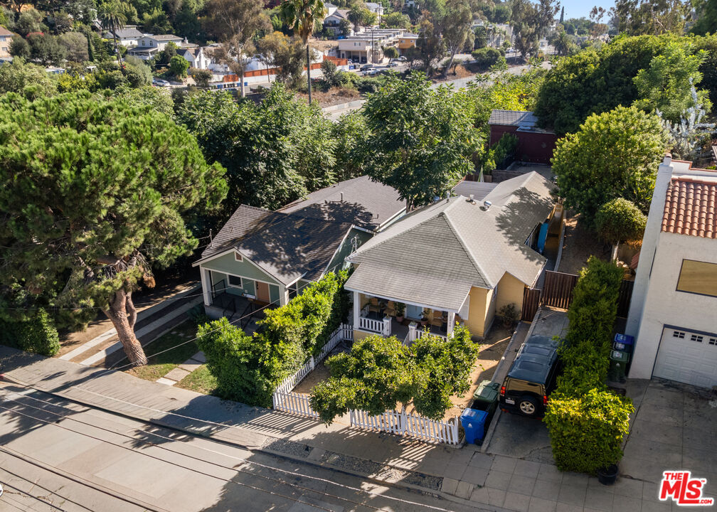 Property Photo:  2214 Oak Glen Pl  CA 90039