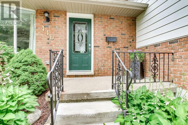 Property Photo:  440 Castlegrove Boulevard  ON N6G 1K8