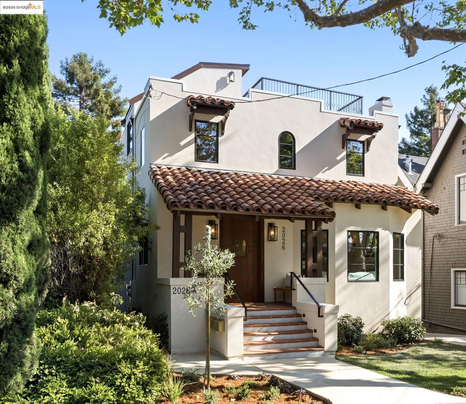 Property Photo:  2026 Oakland Avenue  CA 94611 