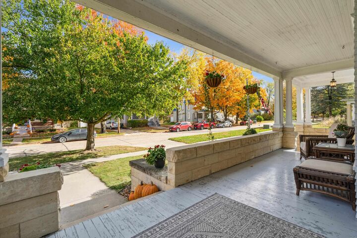 Property Photo:  707 N Main  IA 52043