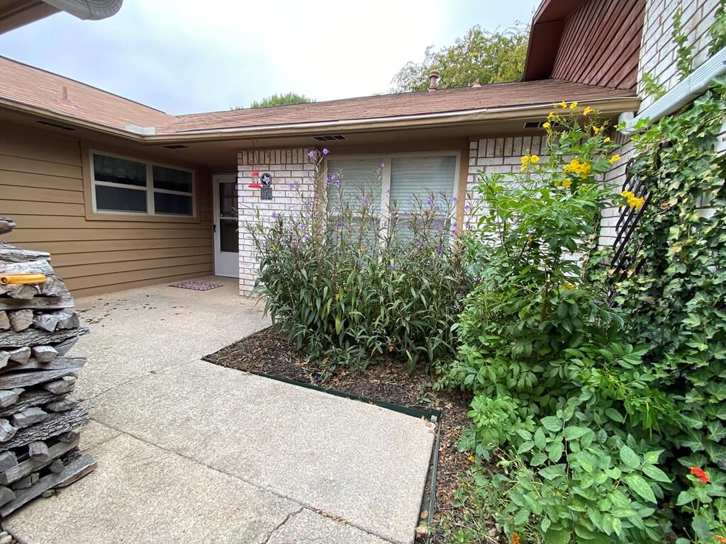 Property Photo:  802 Lois St  TX 78028 