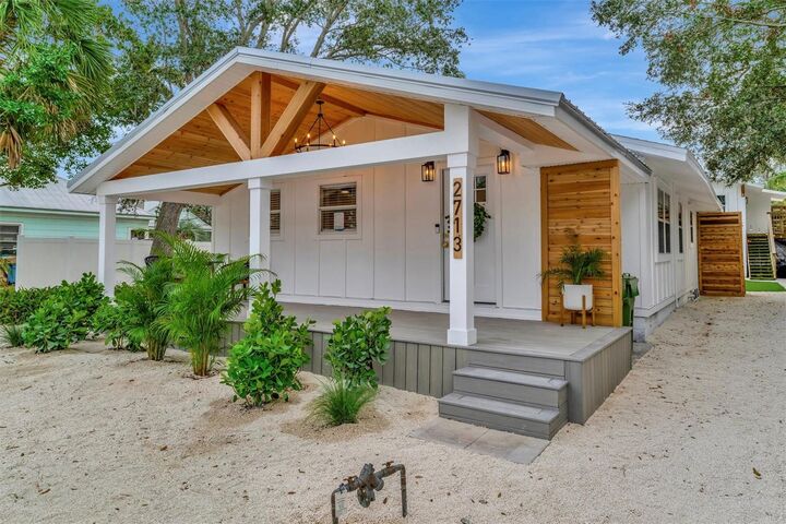 Property Photo: 2713 4th Avenue W FL 34205