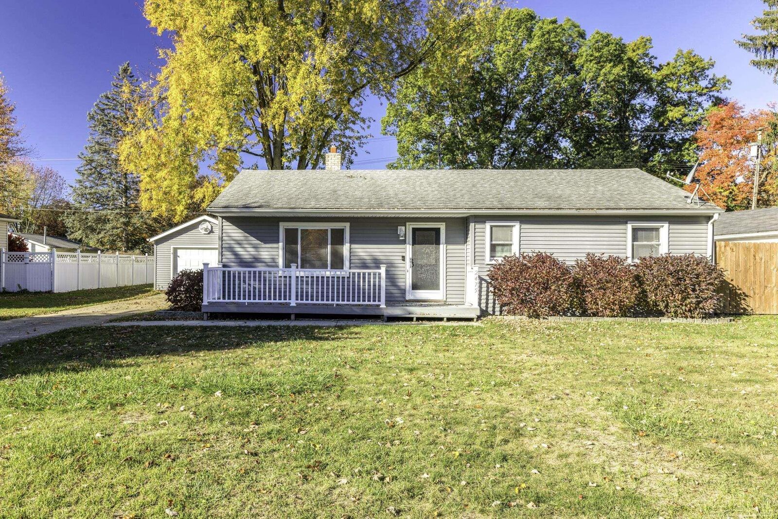 Property Photo:  2475 Sharon Lane  MI 48060-1720 
