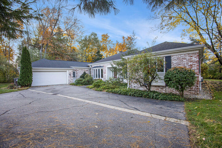 Property Photo:  616 Saint Andrews Court SE  MI 49546 