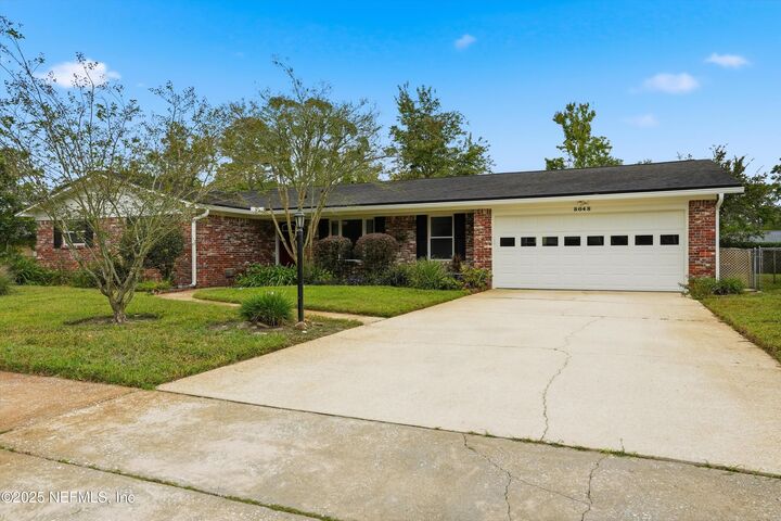 Property Photo:  8648 Lincolnshire Road W  FL 32217