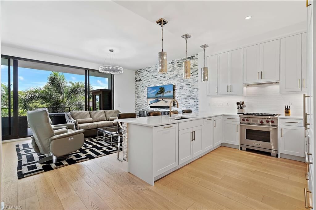 Property Photo:  850 Central Ave 202  FL 34102 
