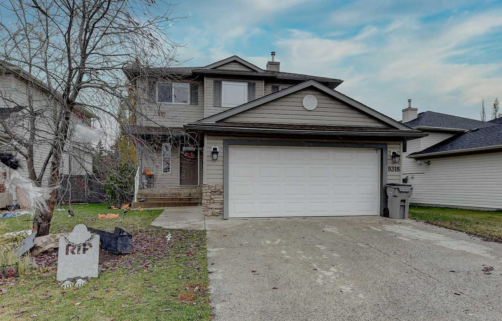 Property Photo:  9318 129 Avenue  AB T8X 1R8