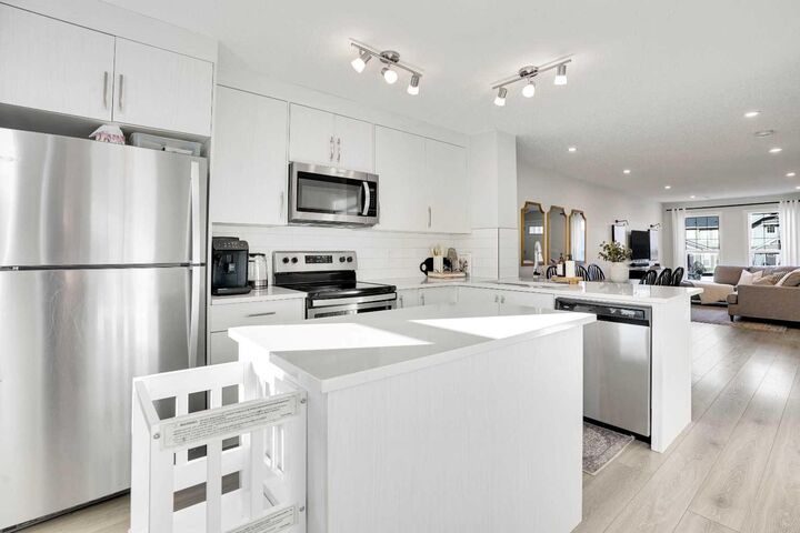 Property Photo:  128 Cranbrook Square SE  AB T3M 3E3