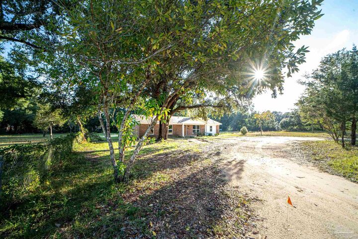 Property Photo: 5605 Crestwood Dr FL 32583