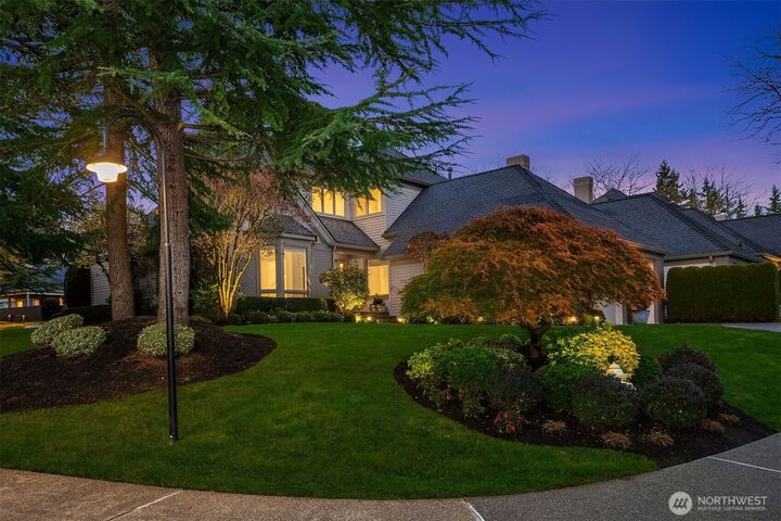 Property Photo:  1728  Bellevue Way NE  WA 98004