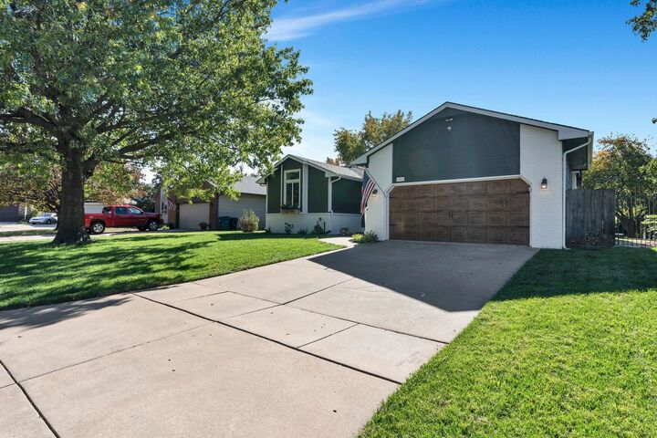 Property Photo: 1813 N Shefford Cir KS 67212