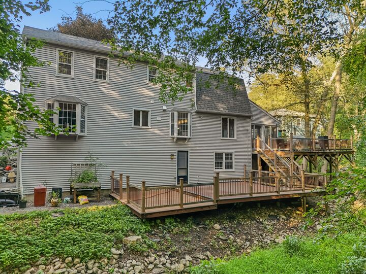 Property Photo:  9 Allen Court  CT 06851