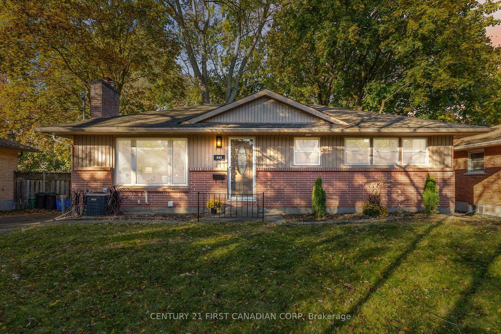 Property Photo: 441 Belvedere Avenue ON N6K 2R1