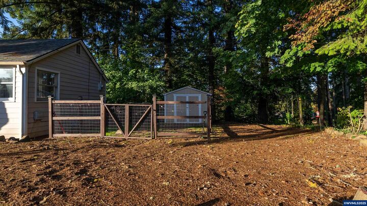 Property Photo:  1354 Grape St  OR 97386