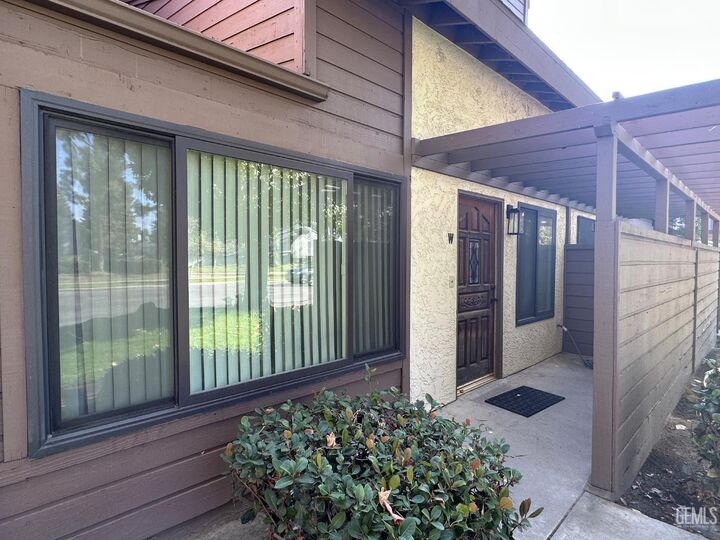 Property Photo:  2316 Gosford Road W  CA 93309