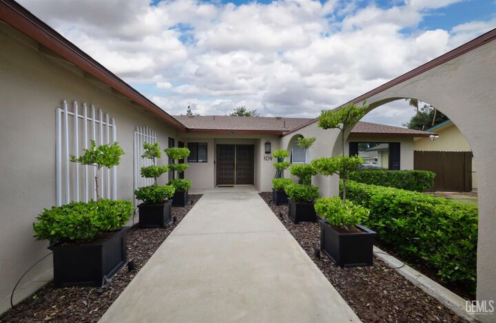 Property Photo: 109 Bermuda CA 93309